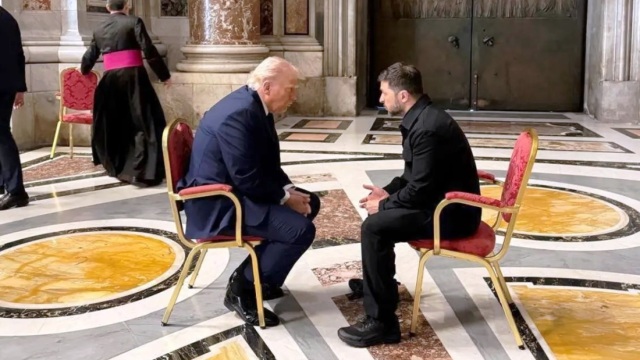 Ζελένσκι: Αποκάλυψε το παρασκήνιο του τετ α τετ με τον Τραμπ στο Βατικανό - "Σύντομη, αλλά η πιο ουσιαστική συζήτηση"