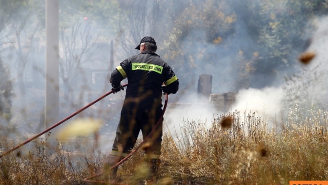 Φωτιά τώρα στο Κορωπί κοντά σε σπίτια - Μεγάλη κινητοποίηση της Πυροσβεστικής, επιχειρούν και εναέρια