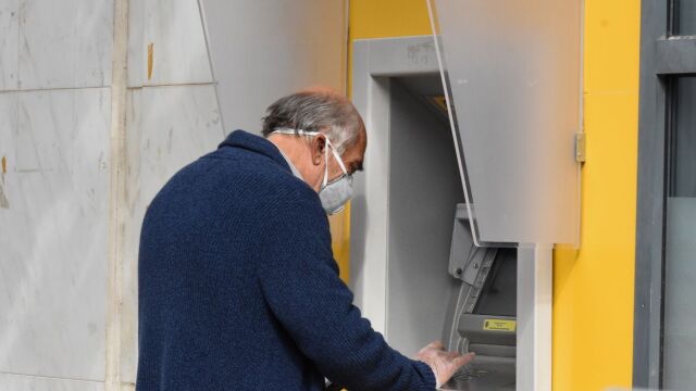 Συντάξεις Ιουλίου 2025: Πότε πληρώνονται, τι ώρα θα δουν τα χρήματα στους λογαριασμούς τους οι συνταξιούχοι