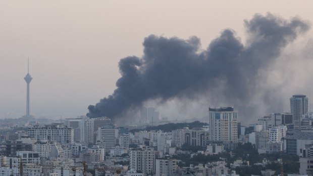 «Δεν υπάρχουν καταφύγια και σειρήνες, απλά άκουγες να σε βομβαρδίζουν» – Η μαρτυρία Έλληνα που έφυγε από το Ιράν