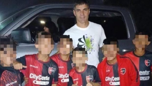 Απίθανο: Η Νιούελς Ολντ Μπόις τιμώρησε 9χρονα παιδιά επειδή φωτογραφήθηκαν με παίκτη αντίπαλης ομάδας