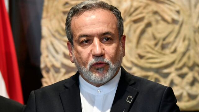 Αμπάς Αραγτσί: "Δεν μπορούμε να διαπραγματευτούμε με τις ΗΠΑ ενώ βομβαρδιζόμαστε", λέει ο Ιρανός ΥΠΕΞ