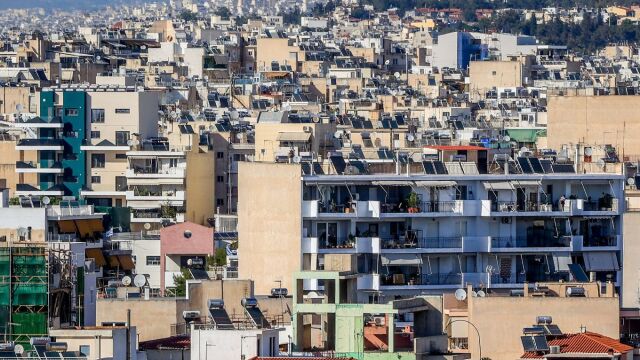 Στέγαση: Το "μεγάλο αγκάθι" στον οικογενειακό προϋπολογισμό - Ποιοι αντιμετωπίζουν τις μεγαλύτερες δυσκολίες (Έρευνα της ΤτΕ)